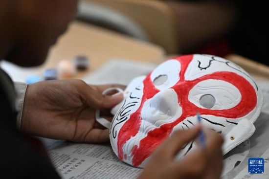 7月3日，外國(guó)學(xué)生在繪制京劇臉譜。新華社記者 李然 攝