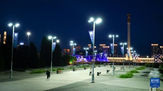 這是7月2日在哈薩克斯坦首都阿斯塔納拍攝的獨立廣場上的紀(jì)念柱（右后）。新華社記者 王建華 攝