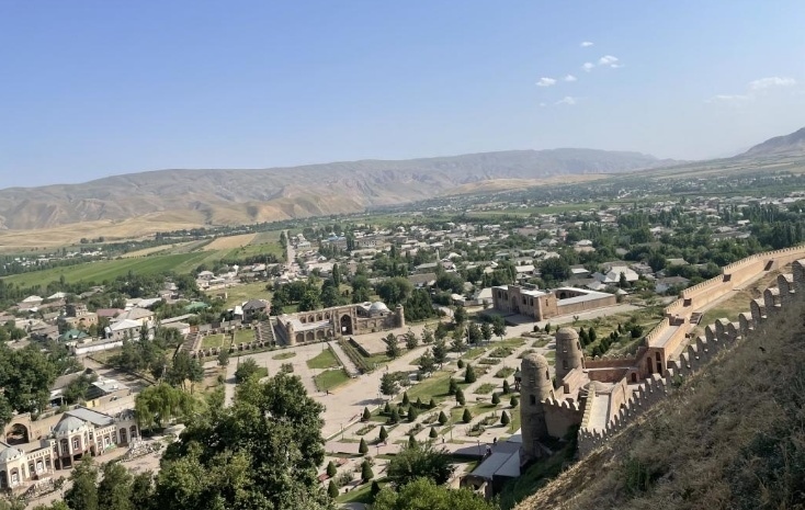 位于塔吉克斯坦杜尚別西北的吉薩爾古城，有著3000多年歷史。有研究認(rèn)為，張騫出使大宛回程途中曾經(jīng)過(guò)此地。圖為從吉薩爾古城城墻俯瞰城門(mén)與市鎮(zhèn)。本報(bào)記者 曲頌 攝