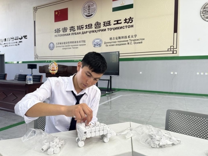 在塔吉克斯坦魯班工坊內(nèi)，學(xué)員正在操作能力源創(chuàng)新套件。本報(bào)記者 屈佩 攝