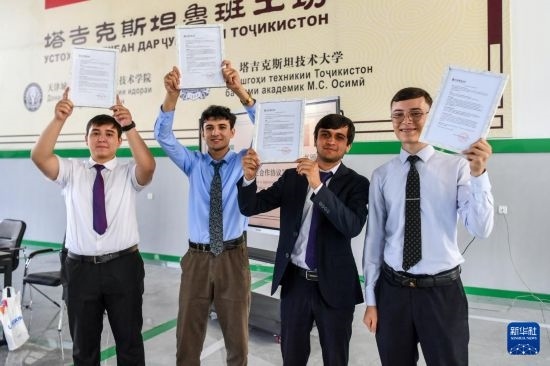 7月3日，在塔吉克斯坦首都杜尚別，魯班工坊赴華留學(xué)生展示錄取通知書。新華社記者 曹陽 攝
