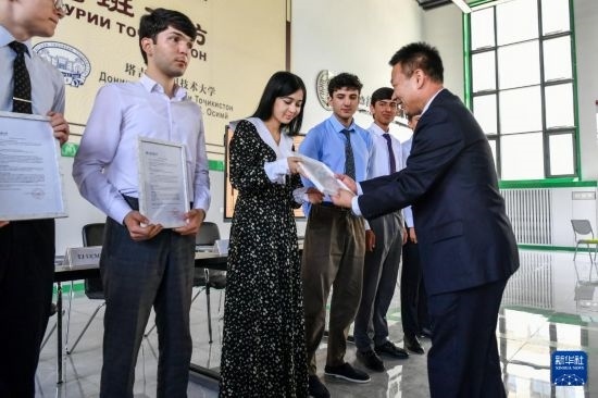 7月3日，在塔吉克斯坦首都杜尚別，天津城市建設(shè)管理職業(yè)技術(shù)學(xué)院的負(fù)責(zé)人為魯班工坊赴華留學(xué)生頒發(fā)錄取通知書。新華社記者 曹陽 攝
