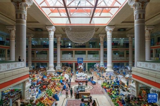 這是7月1日在塔吉克斯坦首都杜尚別拍攝的大巴扎內(nèi)景。新華社記者 周荻瀟 攝