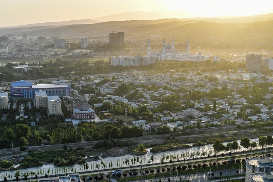 這是2024年6月26日拍攝的塔吉克斯坦首都杜尚別城市風(fēng)光。新華社記者 曹陽(yáng) 攝