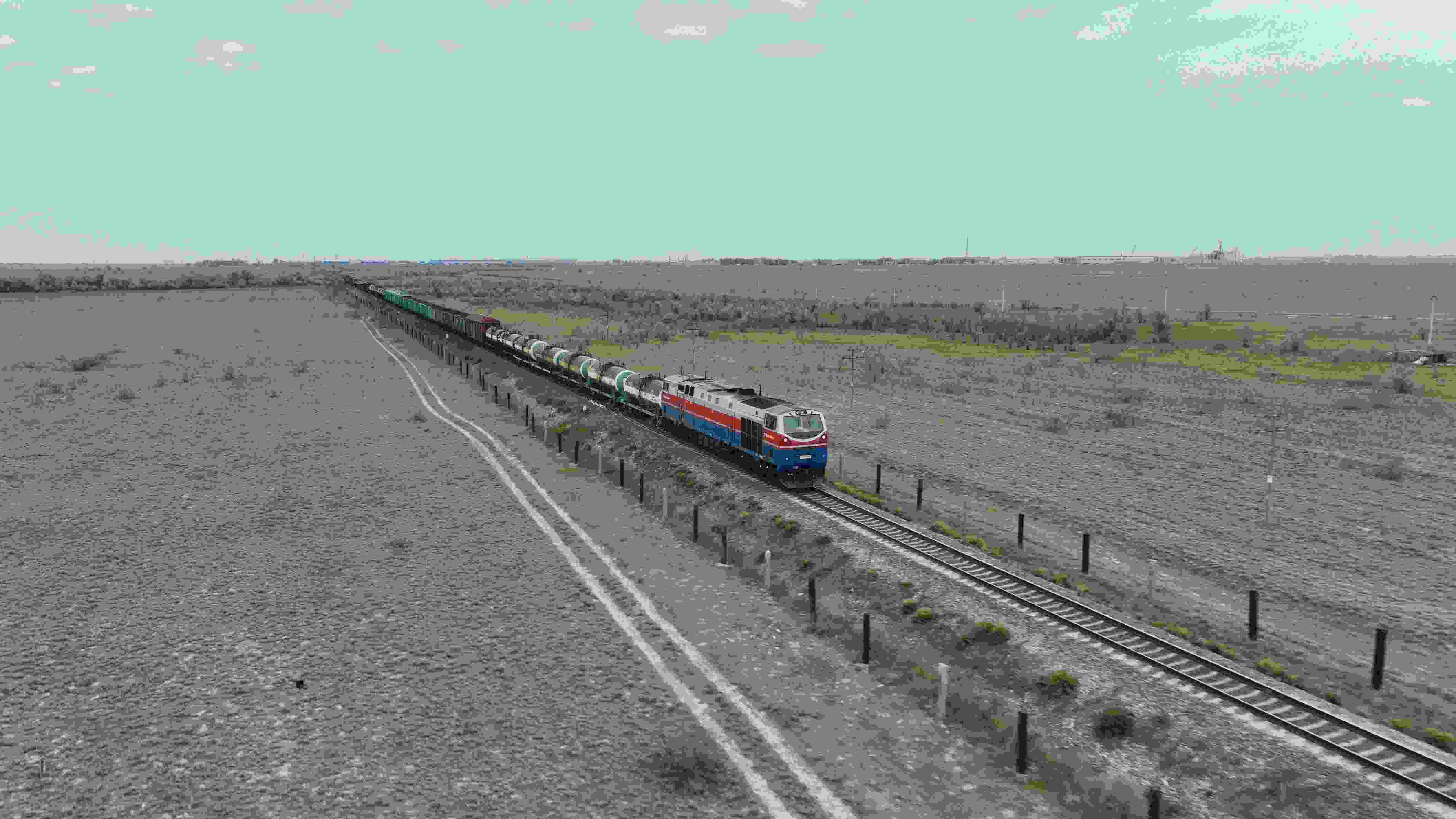 △ 2023年5月12日，在哈薩克斯坦阿拉木圖附近，貨運列車馳騁于阿拉木圖與中國霍爾果斯間（無人機照片）。