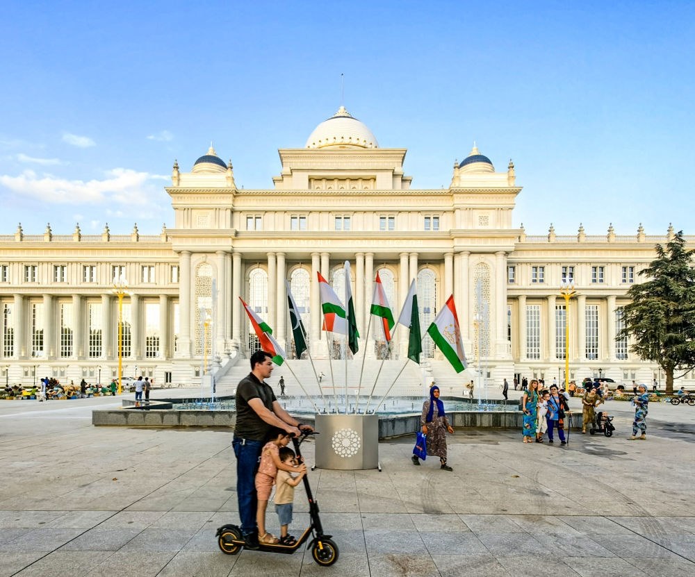 2024年7月1日，人們在塔吉克斯坦議會大樓前的廣場上休閑。