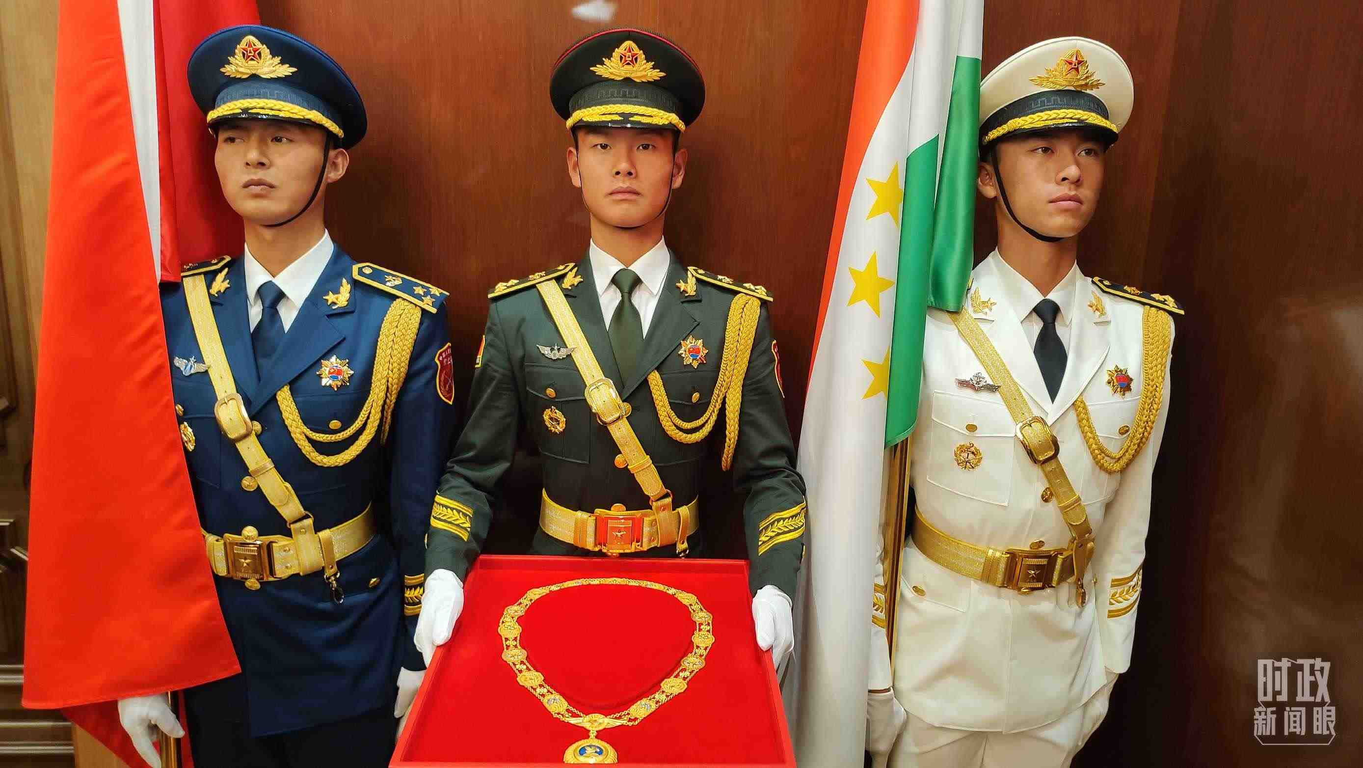 △中方儀仗兵護送“友誼勛章”入場。（總臺央視記者薛冠南拍攝）