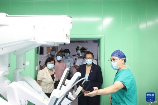 7月5日，塞舌爾衛(wèi)生部長維多在中國海軍“和平方舟”號醫(yī)院船上參觀。新華社發(fā)（劉志磊 攝）