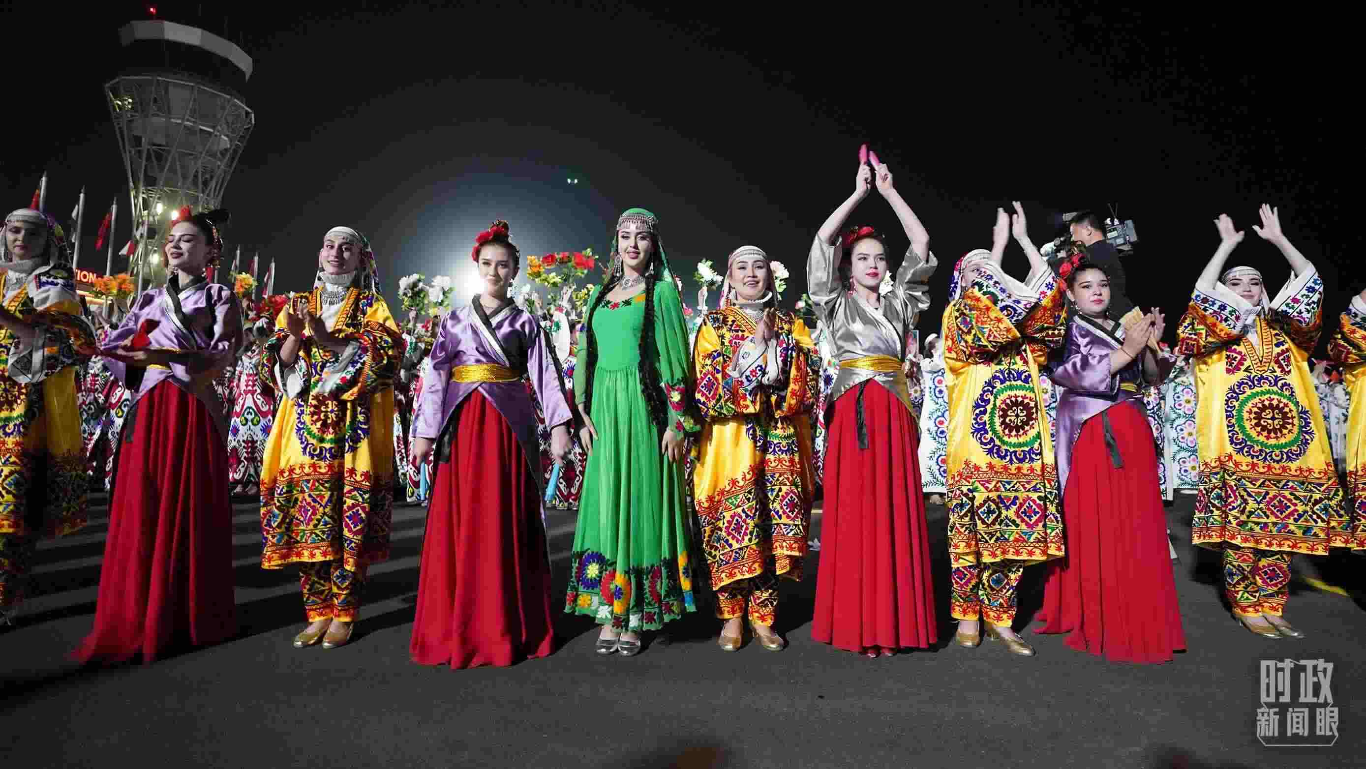 △迎賓儀式上身著民族盛裝的塔吉克斯坦青年。（總臺記者李晉拍攝）