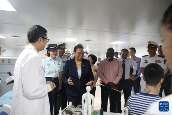 7月5日，塞舌爾衛(wèi)生部長維多在中國海軍“和平方舟”號醫(yī)院船上參觀中醫(yī)診室。新華社發(fā)（劉志磊 攝）