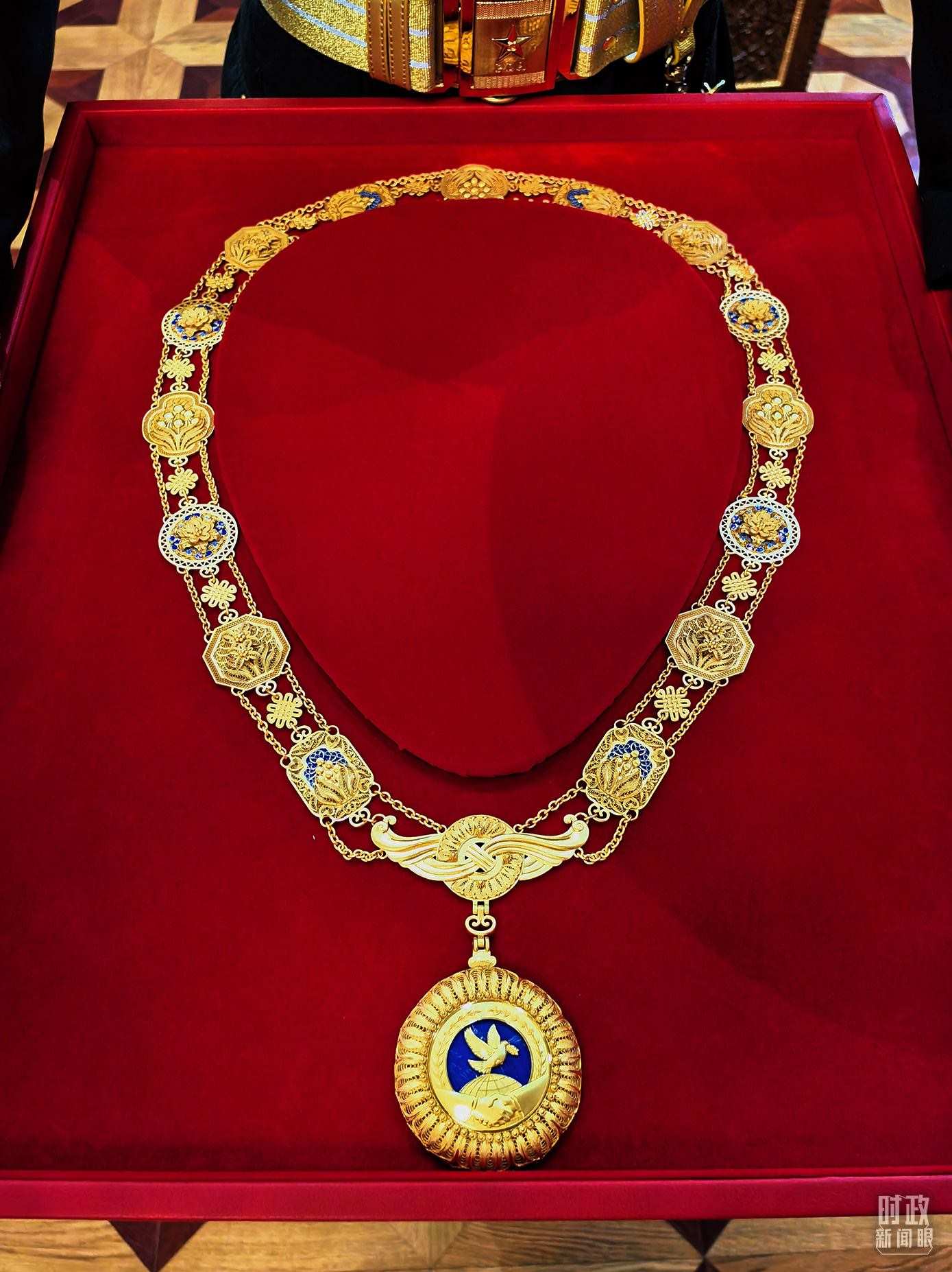 △中華人民共和國“友誼勛章”。（總臺央視記者范學禹拍攝）