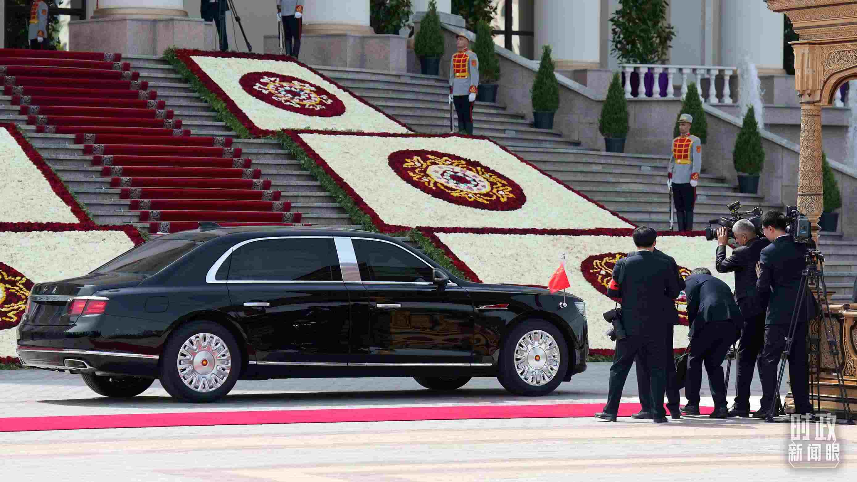 △習主席乘坐的紅旗車抵達塔總統(tǒng)府。（總臺記者李晉拍攝）