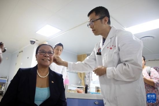 7月5日，塞舌爾衛(wèi)生部長維多在中國海軍“和平方舟”號醫(yī)院船上體驗中醫(yī)。新華社發(fā)（劉志磊 攝）