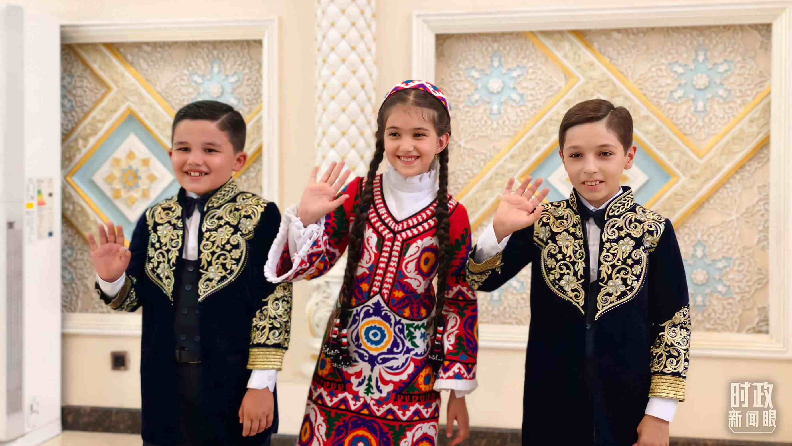 △在機場迎接習主席的塔吉克斯坦少年。（總臺央視記者韓銳拍攝）