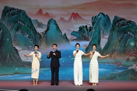 四位戲曲演員同臺(tái)獻(xiàn)唱。