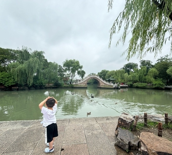 一位小朋友在二十四橋旁拍照。人民網(wǎng)記者 金慧慧攝