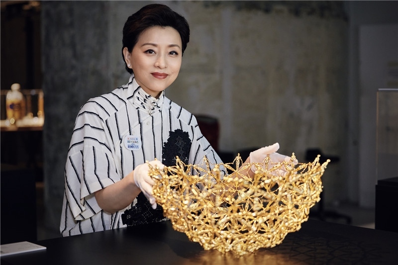 圖5:楊瀾在布展中(圖片:陽(yáng)光媒體集團(tuán))