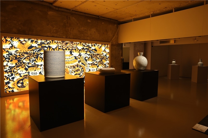 《新生萬(wàn)物-中國(guó)非遺與當(dāng)代設(shè)計(jì)展》展廳。陽(yáng)光媒體集團(tuán)供圖