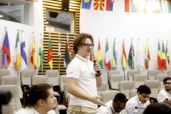 7月8日，美國(guó)中田納西州立大學(xué)大一學(xué)生雅克布·揚(yáng)在共譜華美和音交流營(yíng)上分享。新華社發(fā)