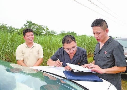 圖③：清塘后，執(zhí)行干警與某農(nóng)場(chǎng)負(fù)責(zé)人確認(rèn)魚塘交付情況。