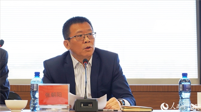 張朝陽(yáng)代會(huì)長(zhǎng)做協(xié)會(huì)上半年工作匯報(bào)。人民網(wǎng) 劉暢攝