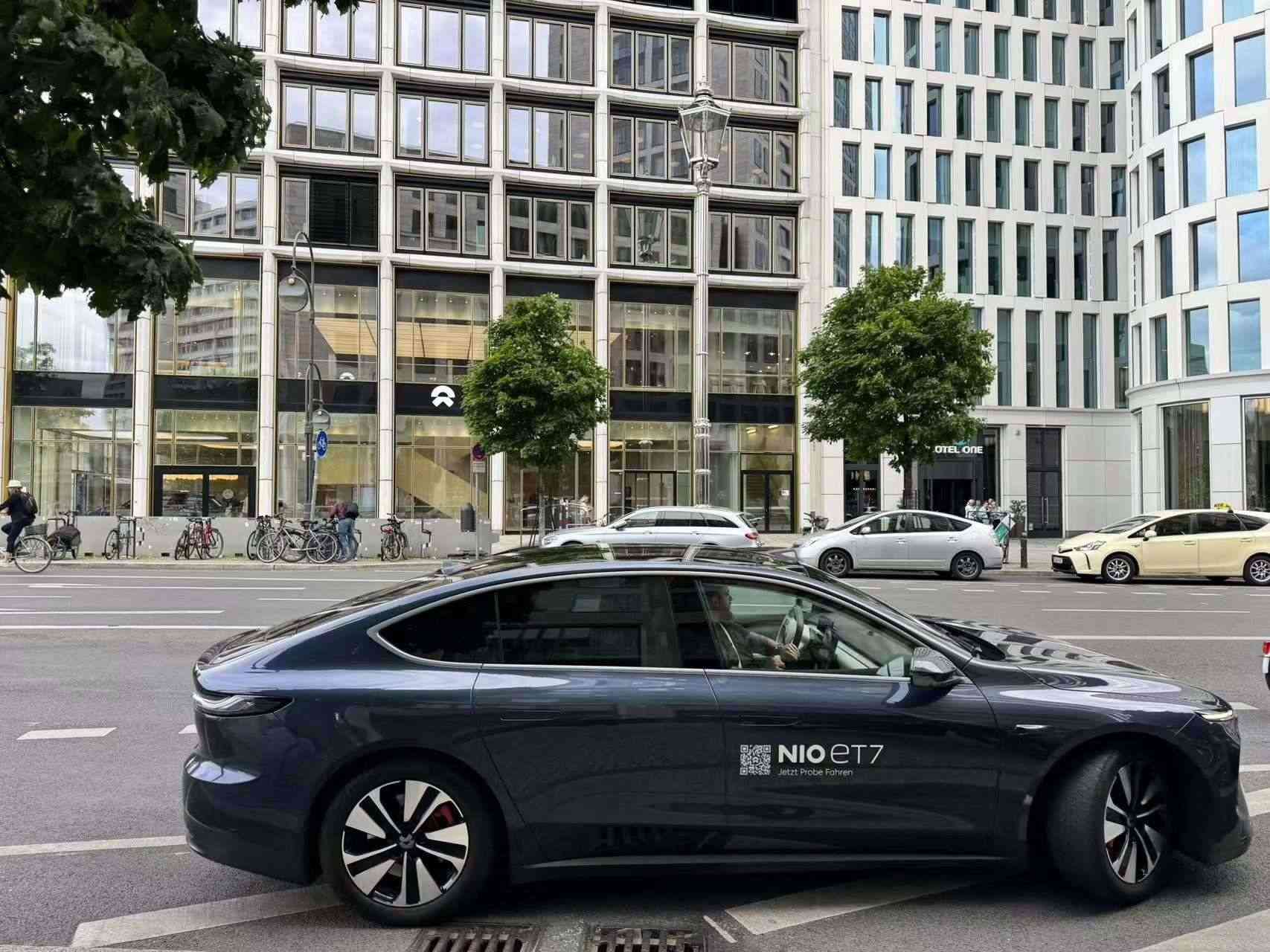 消費(fèi)者在蔚來柏林智能駕駛中心前試駕電動(dòng)汽車。 人民網(wǎng)記者 李強(qiáng)攝