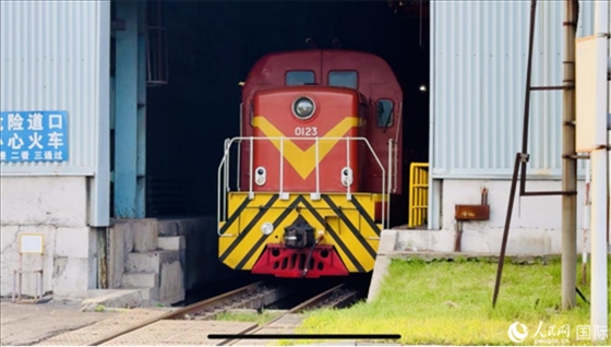 通鋼產(chǎn)品通過(guò)鐵路運(yùn)輸出場(chǎng)。人民網(wǎng) 謝瑩攝