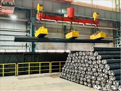 通鋼產(chǎn)品正在裝車。人民網(wǎng) 謝瑩攝