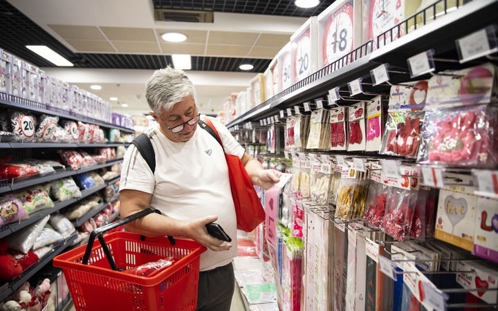 2024年4月29日，在匈牙利布達佩斯，一名男子在中歐商貿(mào)物流合作園區(qū)的中國商品交易展示中心內(nèi)購物。中歐商貿(mào)物流合作園區(qū)是中國在歐洲地區(qū)建設(shè)的首個商貿(mào)物流型境外經(jīng)貿(mào)合作區(qū)，也是集商貿(mào)展示與交易、物流運輸與倉儲、產(chǎn)業(yè)投資與合作功能于一體的中歐企業(yè)雙向互動平臺。新華社記者 張帆 攝