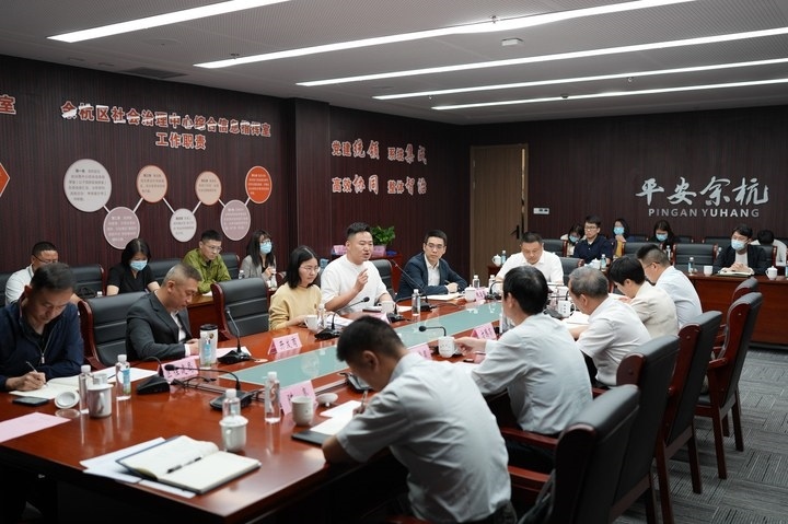 由浙江省信訪局和相關(guān)部門負責(zé)人組成的下訪團在杭州市余杭區(qū)社會治理中心接待來訪群眾。新華社記者 翁忻旸 攝