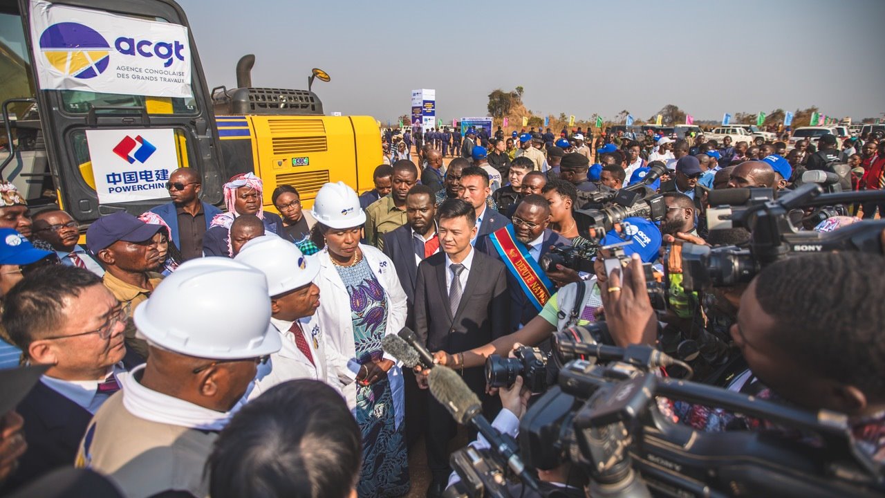 剛果（金）當(dāng)?shù)孛襟w采訪出席開(kāi)工儀式的有關(guān)負(fù)責(zé)人。中鐵資源集團(tuán)供圖