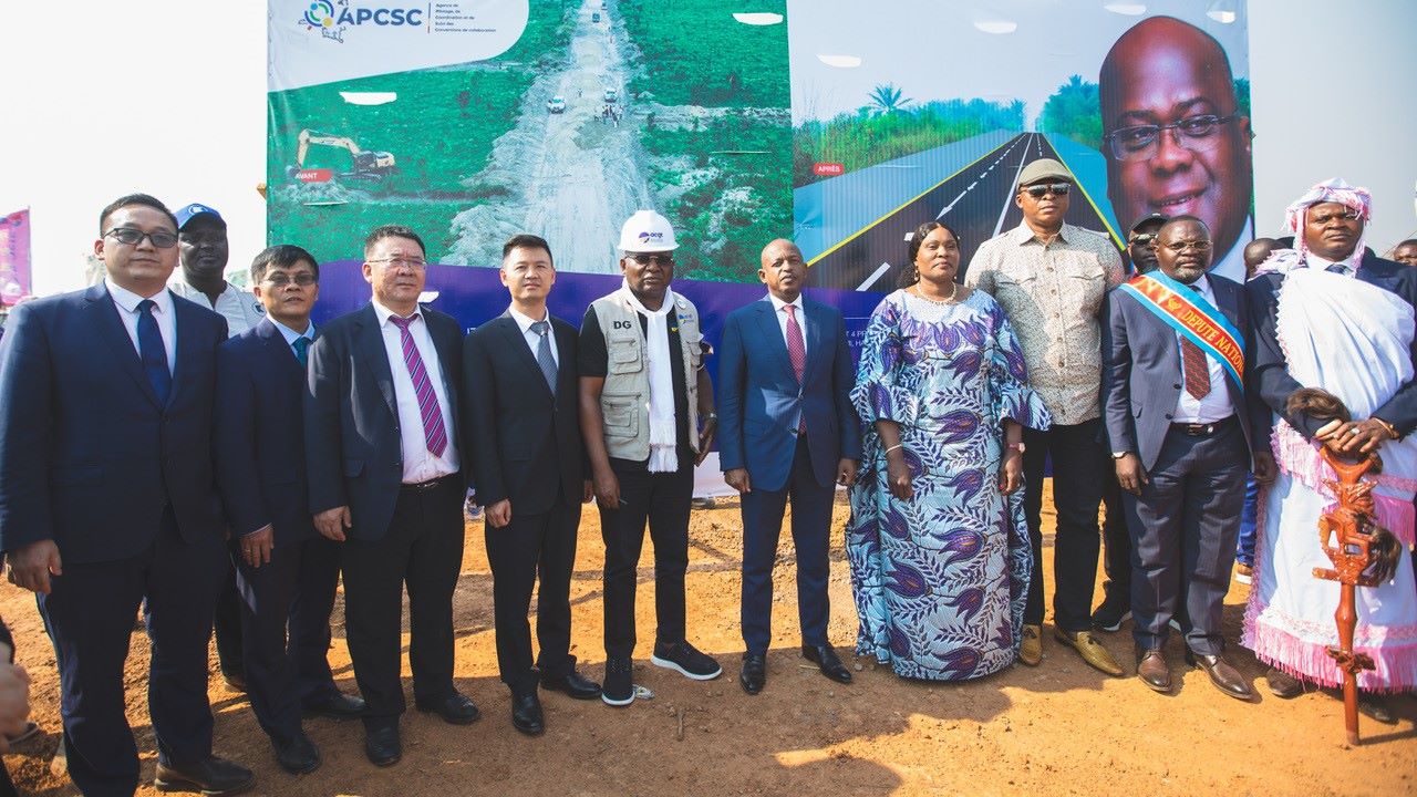 剛果（金）政府代表與中方企業(yè)代表出席開(kāi)工儀式。中鐵資源集團(tuán)供圖