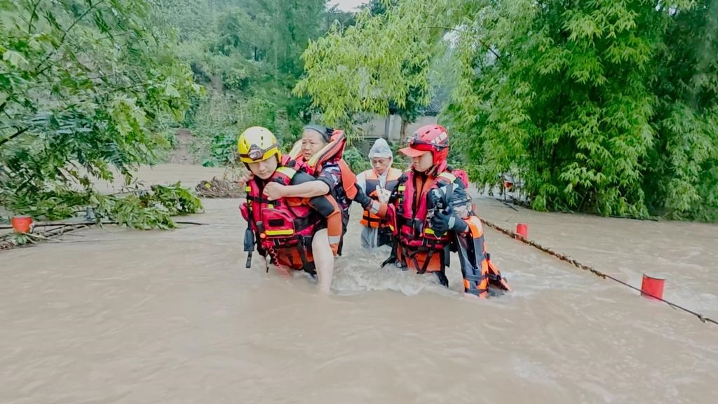 在忠縣，救援人員正在轉(zhuǎn)移受災(zāi)群眾。新華社發(fā)