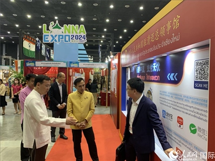 7月9日，中國駐清邁總領(lǐng)事陳海平與清邁副府尹威拉蓬等共同參觀以“暢游中國、支付無憂”為主題的中國展位。人民網(wǎng)記者章念生攝