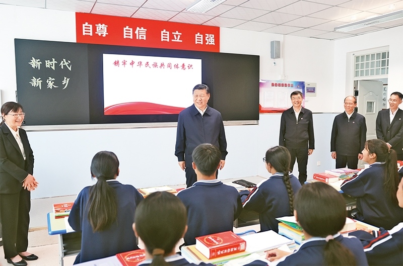 2024年6月18日至19日，中共中央總書記、國家主席、中央軍委主席習近平在青?？疾臁＿@是18日下午，習近平在果洛西寧民族中學高一（1）班觀摩“新時代、新家鄉(xiāng)”主題思政課。 新華社記者 鞠鵬/攝