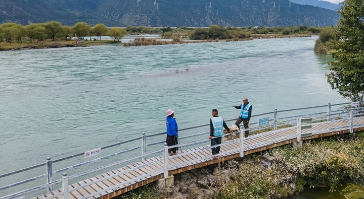 西藏雅尼國(guó)家濕地公園管護(hù)員在巡護(hù)途中小憩（無(wú)人機(jī)照片，2023年9月8日攝）。新華社記者 丁增尼達(dá) 攝
