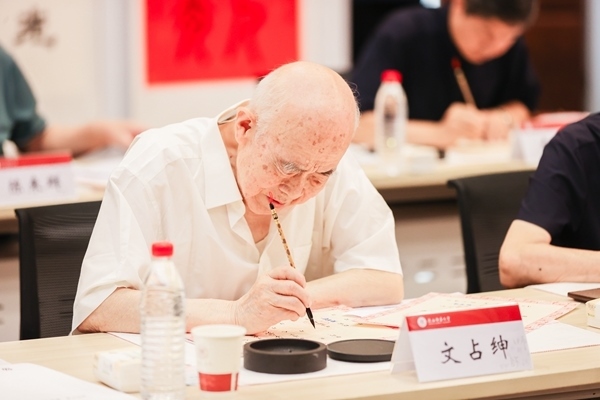 陜西師范大學(xué)毛筆手寫錄取通知書現(xiàn)場。校方供圖