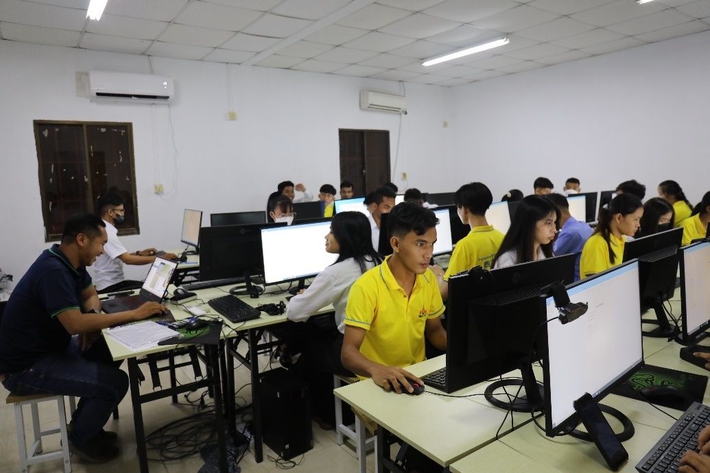 圖為西哈努克港工商學(xué)院的學(xué)生正在上課。西港特區(qū)公司供圖