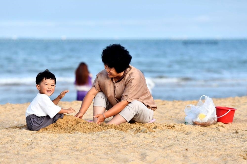 △山東日照陽(yáng)光海岸綠道沙灘一角。近年來(lái)，日照還海于民、還景于民，在保留松林、沙灘、礁石和濕地資源的基礎(chǔ)上，修復(fù)整治生態(tài)岸線，打造出一條長(zhǎng)約28公里的陽(yáng)光海岸綠道，吸引眾多市民游客度假休閑。