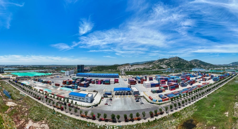 2024年6月26日拍攝的位于江蘇省連云港市連云區(qū)的上合組織（連云港）國(guó)際物流園內(nèi)的中國(guó)外運(yùn)集裝箱場(chǎng)站（無(wú)人機(jī)照片）。上合組織（連云港）國(guó)際物流園是連云港建設(shè)“一帶一路”交匯點(diǎn)強(qiáng)支點(diǎn)和上合組織國(guó)家出?；氐闹匾脚_(tái)載體。新華社記者 季春鵬 攝