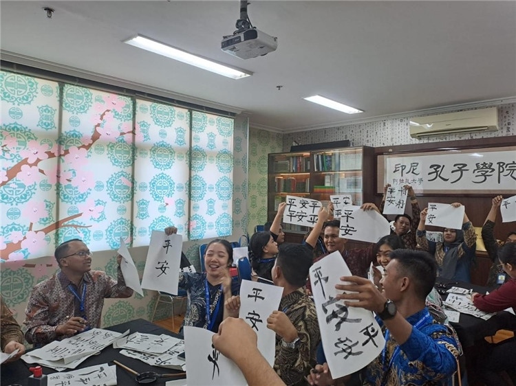 警察學員們展示書法學習成果?；顒又鬓k方供圖