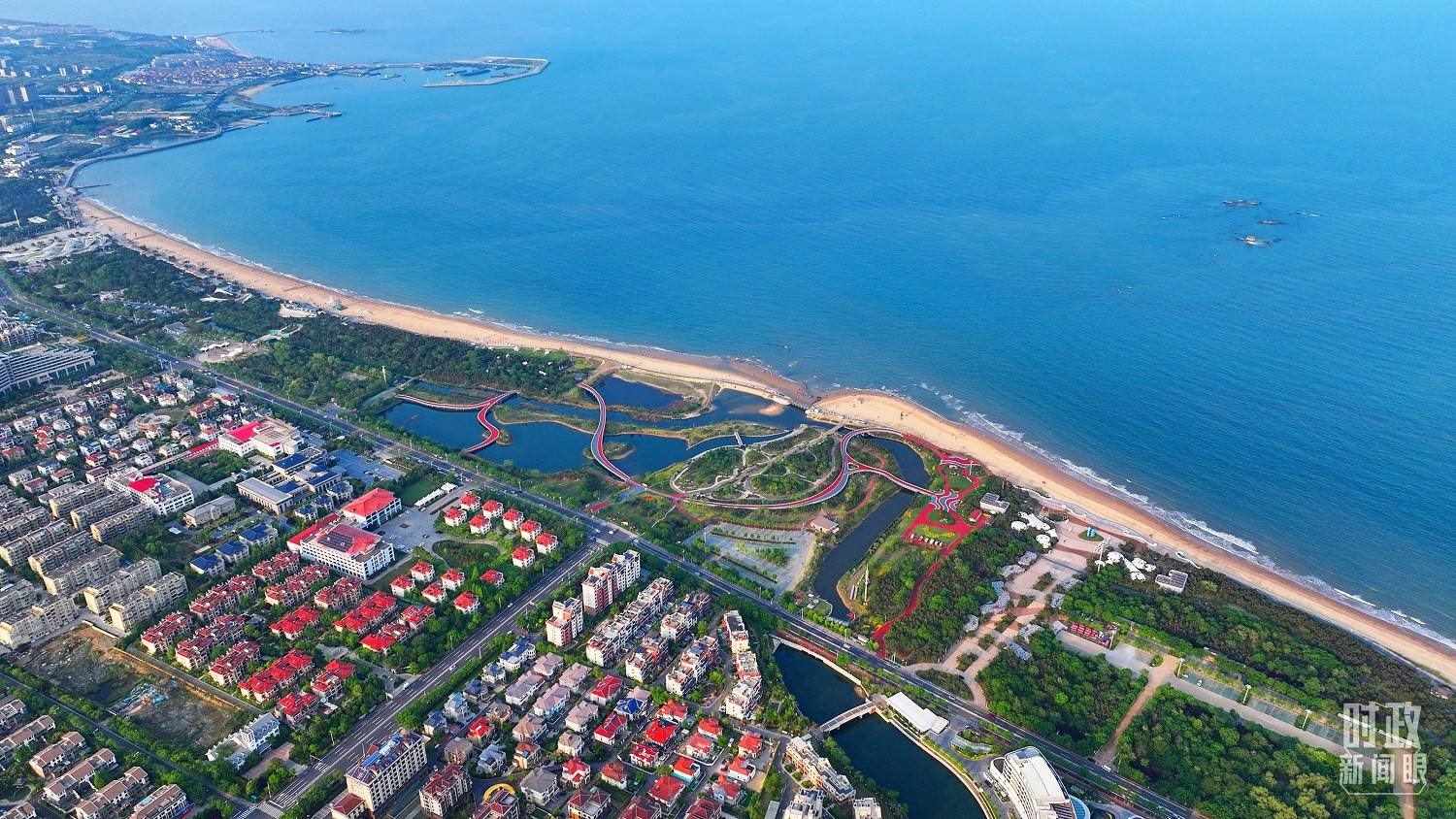 △日照市陽(yáng)光海岸綠道。近年來，日照市對(duì)沿海裸露場(chǎng)地及岸線破損處進(jìn)行生態(tài)修復(fù)，建成約28公里的陽(yáng)光海岸綠道，為市民和游客提供了運(yùn)動(dòng)休閑好去處。（總臺(tái)央視記者范凱拍攝）