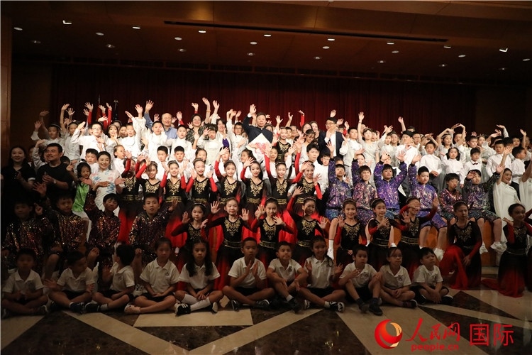 中美青少年藝術(shù)交流匯演活動(dòng)結(jié)束后，嘉賓們與學(xué)生們合影。人民網(wǎng)記者 李志偉攝