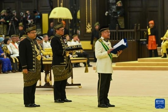  7月20日，馬來(lái)西亞總理安瓦爾（右）在吉隆坡出席最高元首登基儀式。新華社發(fā)（馬來(lái)西亞新聞局供圖）