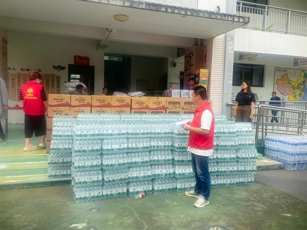 圖為愛心人士向鳳縣河口鎮(zhèn)中心小學(xué)捐贈(zèng)的物資。新華社記者 劉彤 攝