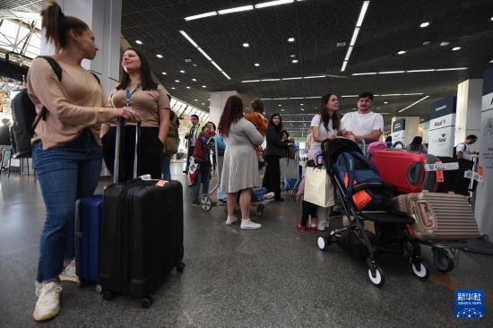 7月19日，受影響航班的旅客在巴西首都巴西利亞機(jī)場等待。新華社發(fā)（盧西奧·塔沃拉 攝）
