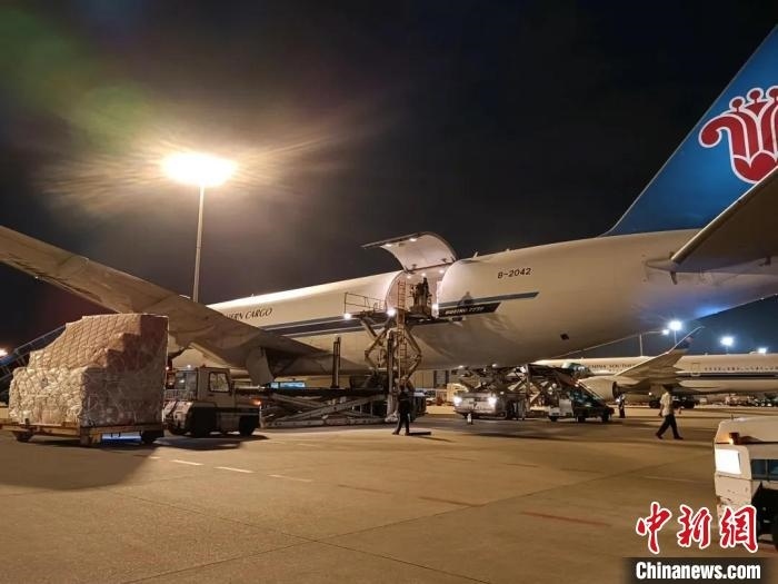 南航物流客機(jī)正裝運(yùn)前往巴黎的跨境電商貨物。南方航空 供圖