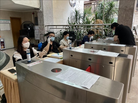 廣州市越秀區(qū)教育局現(xiàn)場(chǎng)審核返區(qū)生辦理材料，采用“提前網(wǎng)上預(yù)約、現(xiàn)場(chǎng)分批辦理”的方式進(jìn)行。廣州市越秀區(qū)教育局供圖