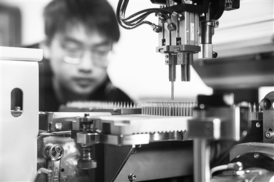 四川某公司，工人正進(jìn)行微型鉆頭研磨鉆尖工序操作。