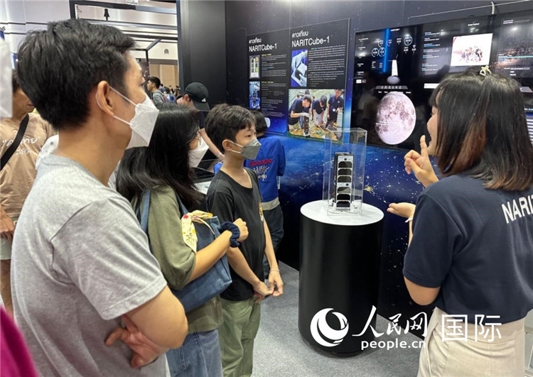 泰國國家天文研究所工作人員向觀眾科普天文知識。人民網(wǎng)記者 簡承淵攝